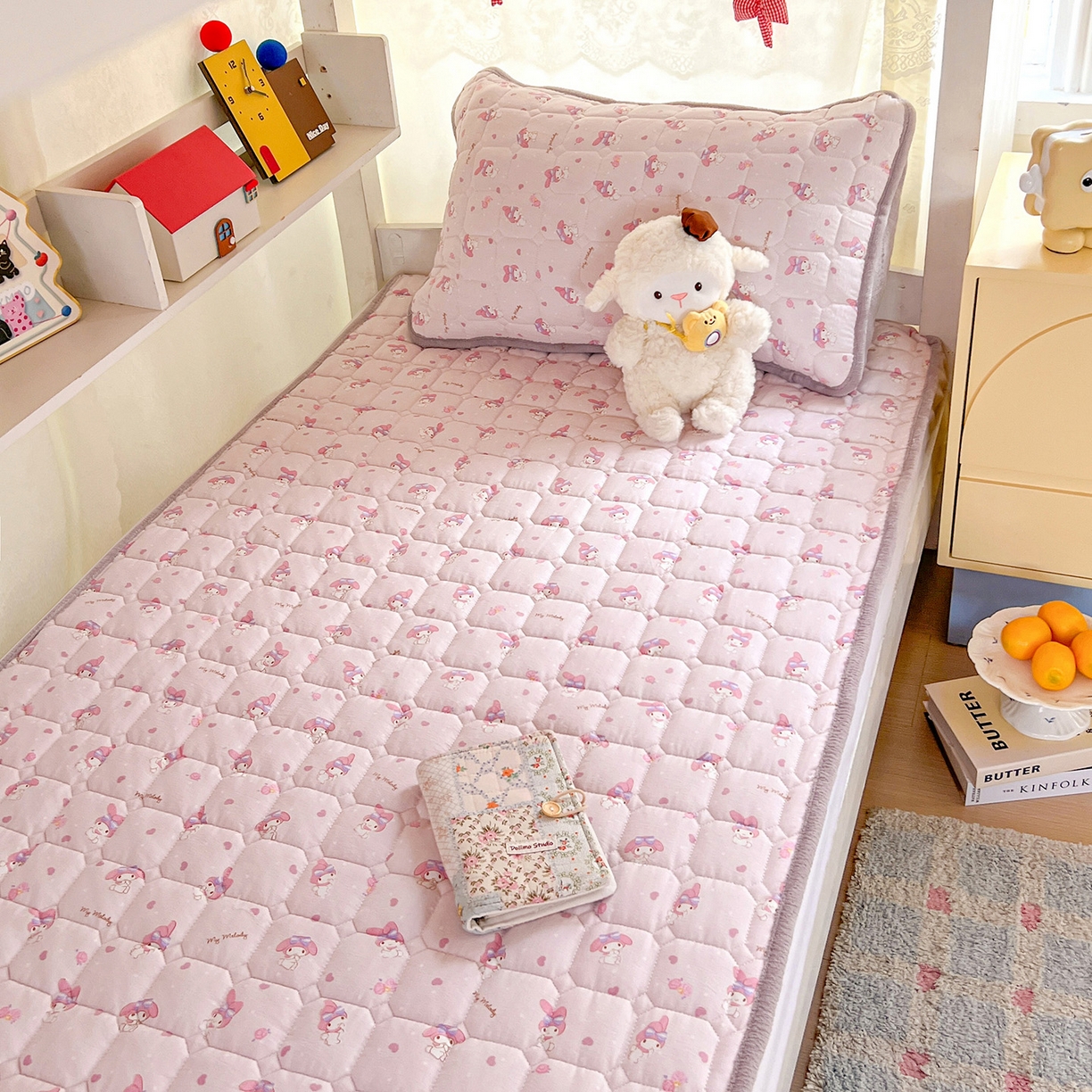 91家纺网 家纺一手货源 找家纺 星禾优选 2025新款三丽鸥云感双层纱牛奶绒夹棉床垫平铺款 平铺款-糯叽美乐蒂