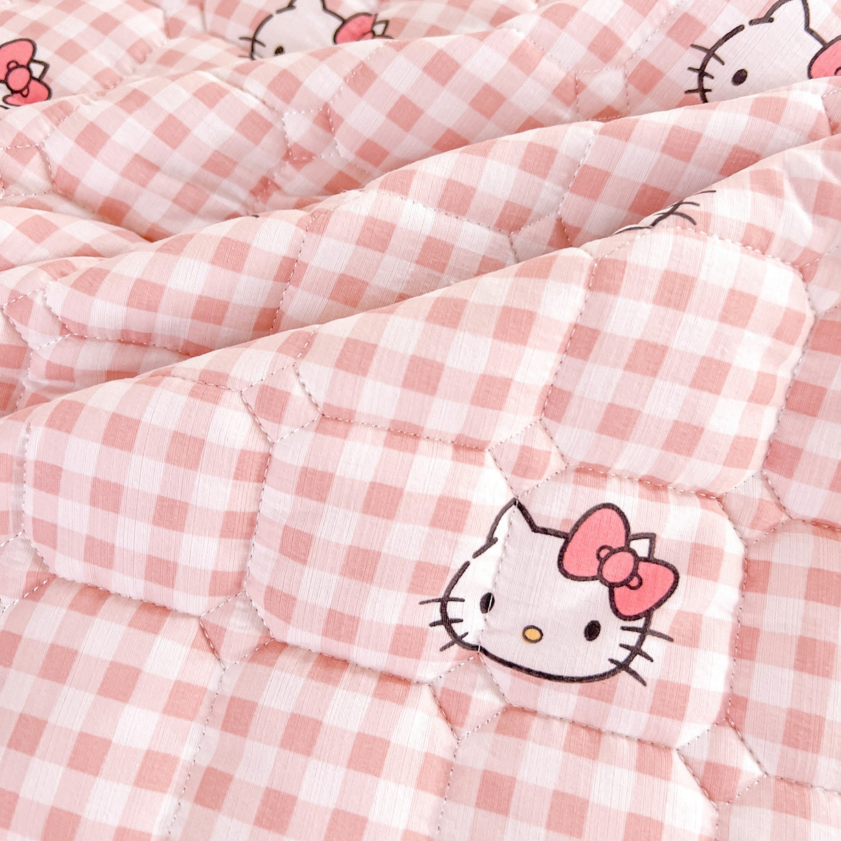 91家纺网 家纺一手货源 找家纺 星禾优选 2025新款三丽鸥云感双层纱牛奶绒夹棉床垫平铺款 平铺款-胡须粉kt