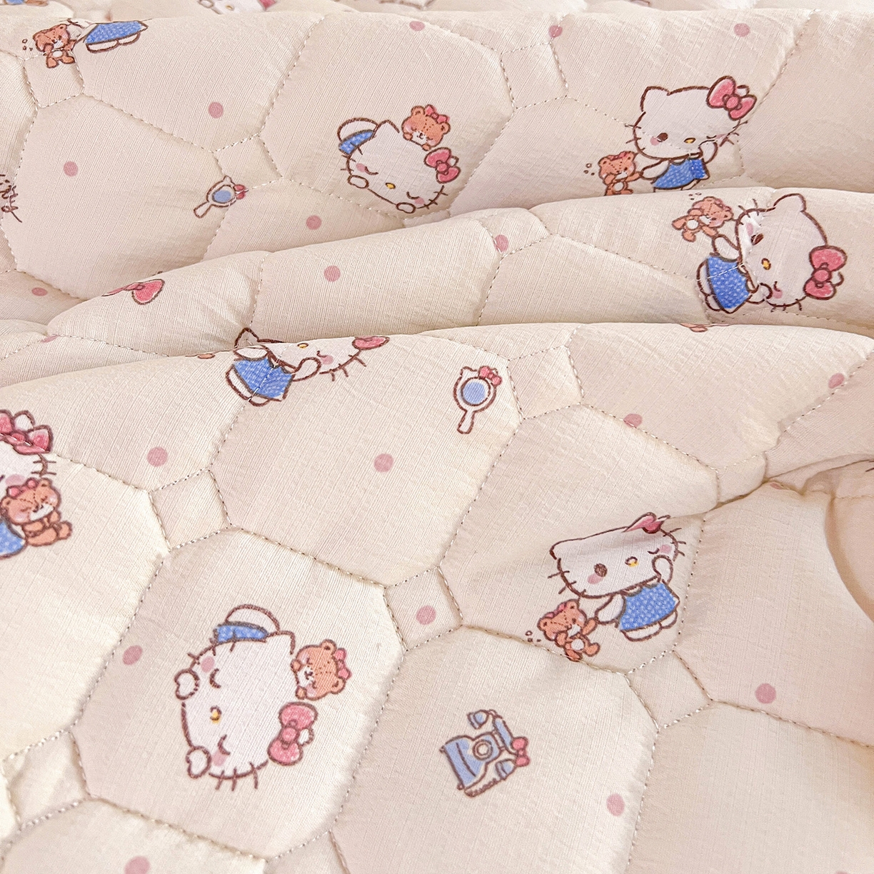 91家纺网 家纺一手货源 找家纺 星禾优选 2025新款三丽鸥云感双层纱牛奶绒夹棉床垫平铺款 平铺款-凯蒂与熊