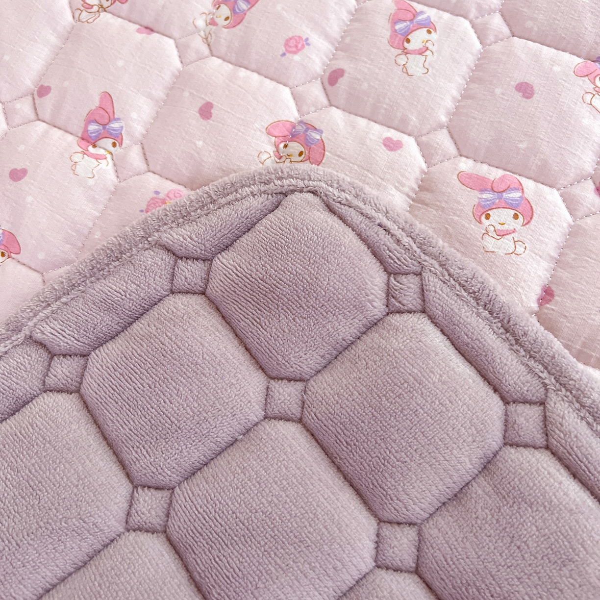 91家纺网 家纺一手货源 找家纺 星禾优选 2025新款三丽鸥云感双层纱牛奶绒夹棉床垫平铺款 平铺款-糯叽美乐蒂