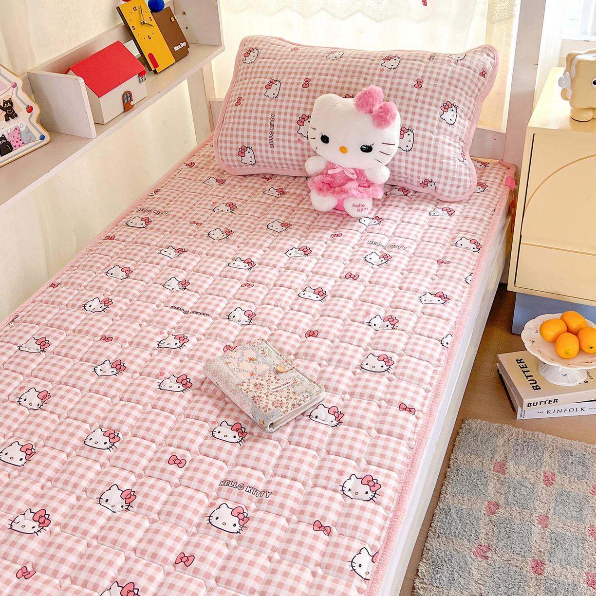 91家纺网 家纺一手货源 找家纺 星禾优选 2025新款三丽鸥云感双层纱牛奶绒夹棉床垫平铺款 平铺款-胡须粉kt