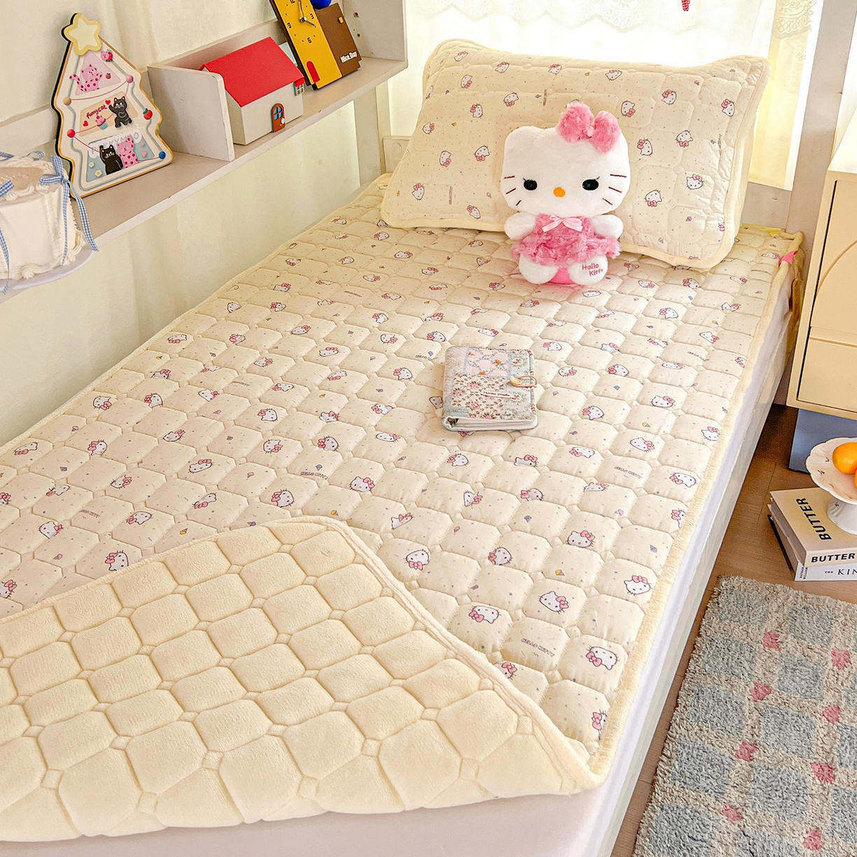 91家纺网 家纺一手货源 找家纺 星禾优选 2025新款三丽鸥云感双层纱牛奶绒夹棉床垫平铺款 平铺款-彩带凯蒂