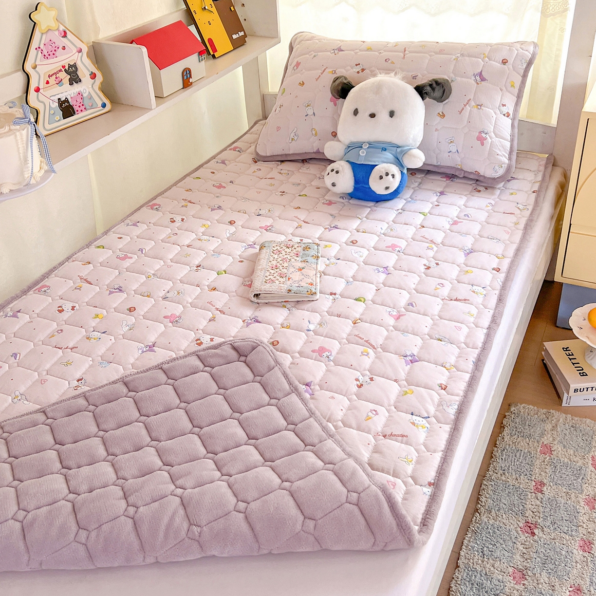 91家纺网 家纺一手货源 找家纺 星禾优选 2025新款三丽鸥云感双层纱牛奶绒夹棉床垫平铺款 平铺款-丽鸥星球