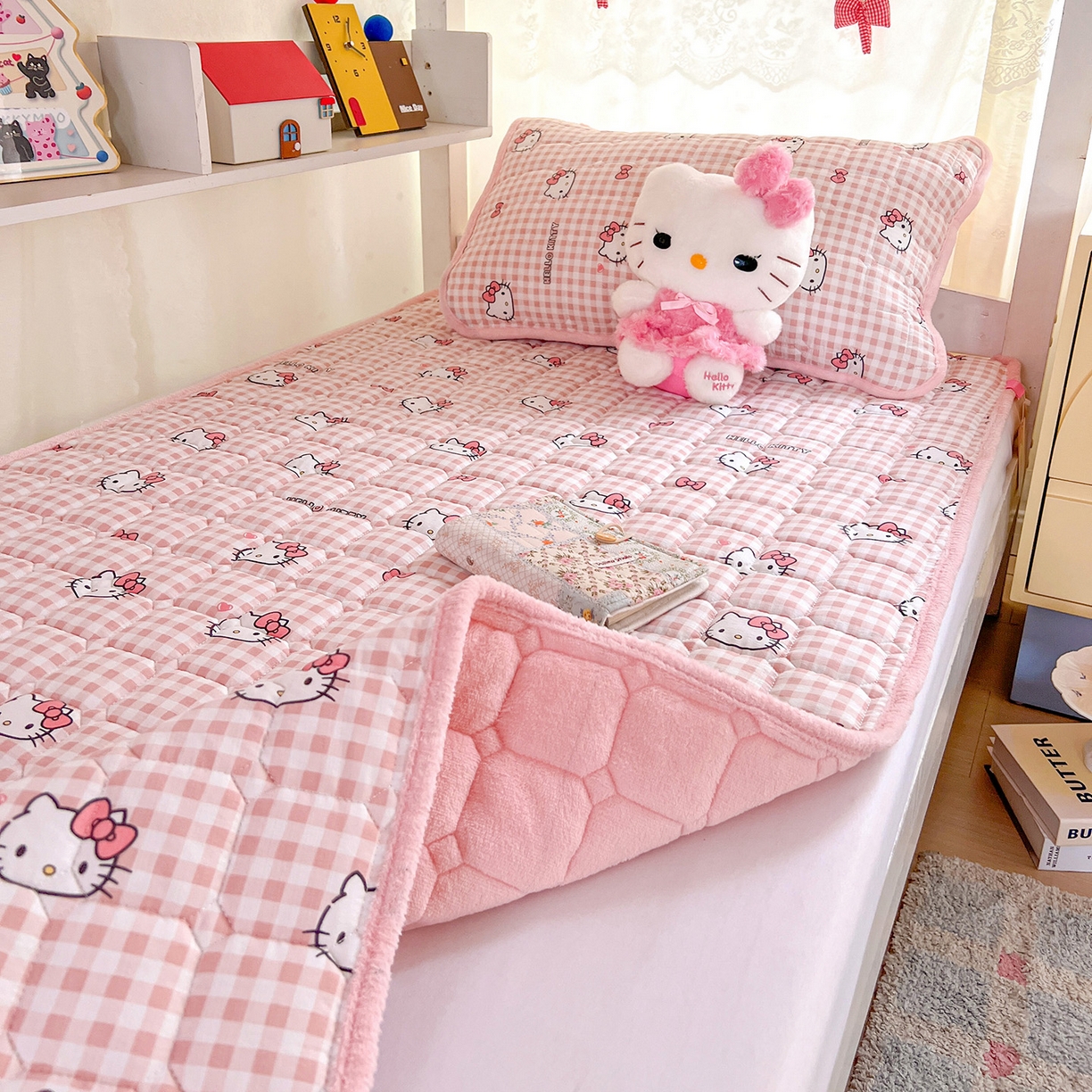 91家纺网 家纺一手货源 找家纺 星禾优选 2025新款三丽鸥云感双层纱牛奶绒夹棉床垫平铺款 平铺款-胡须粉kt