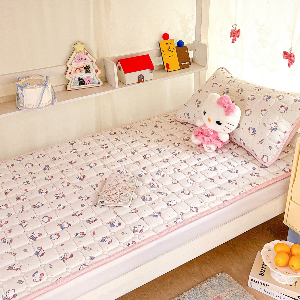 91家纺网 家纺一手货源 找家纺 星禾优选 2025新款三丽鸥云感双层纱牛奶绒夹棉床垫平铺款 平铺款-凯蒂与熊