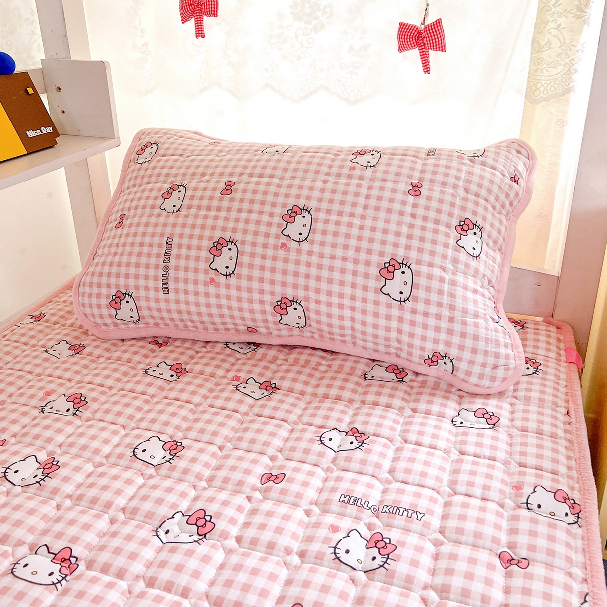 91家纺网 家纺一手货源 找家纺 星禾优选 2025新款三丽鸥云感双层纱牛奶绒夹棉床垫平铺款 平铺款-胡须粉kt