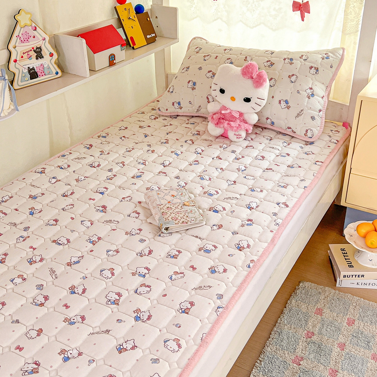 91家纺网 家纺一手货源 找家纺 星禾优选 2025新款三丽鸥云感双层纱牛奶绒夹棉床垫平铺款 平铺款-凯蒂与熊