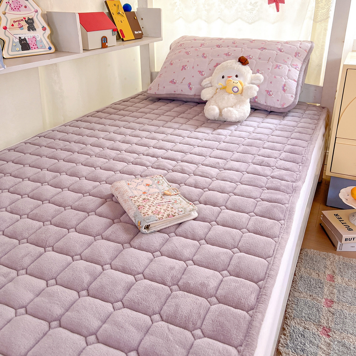 91家纺网 家纺一手货源 找家纺 星禾优选 2025新款三丽鸥云感双层纱牛奶绒夹棉床垫平铺款 平铺款-糯叽美乐蒂