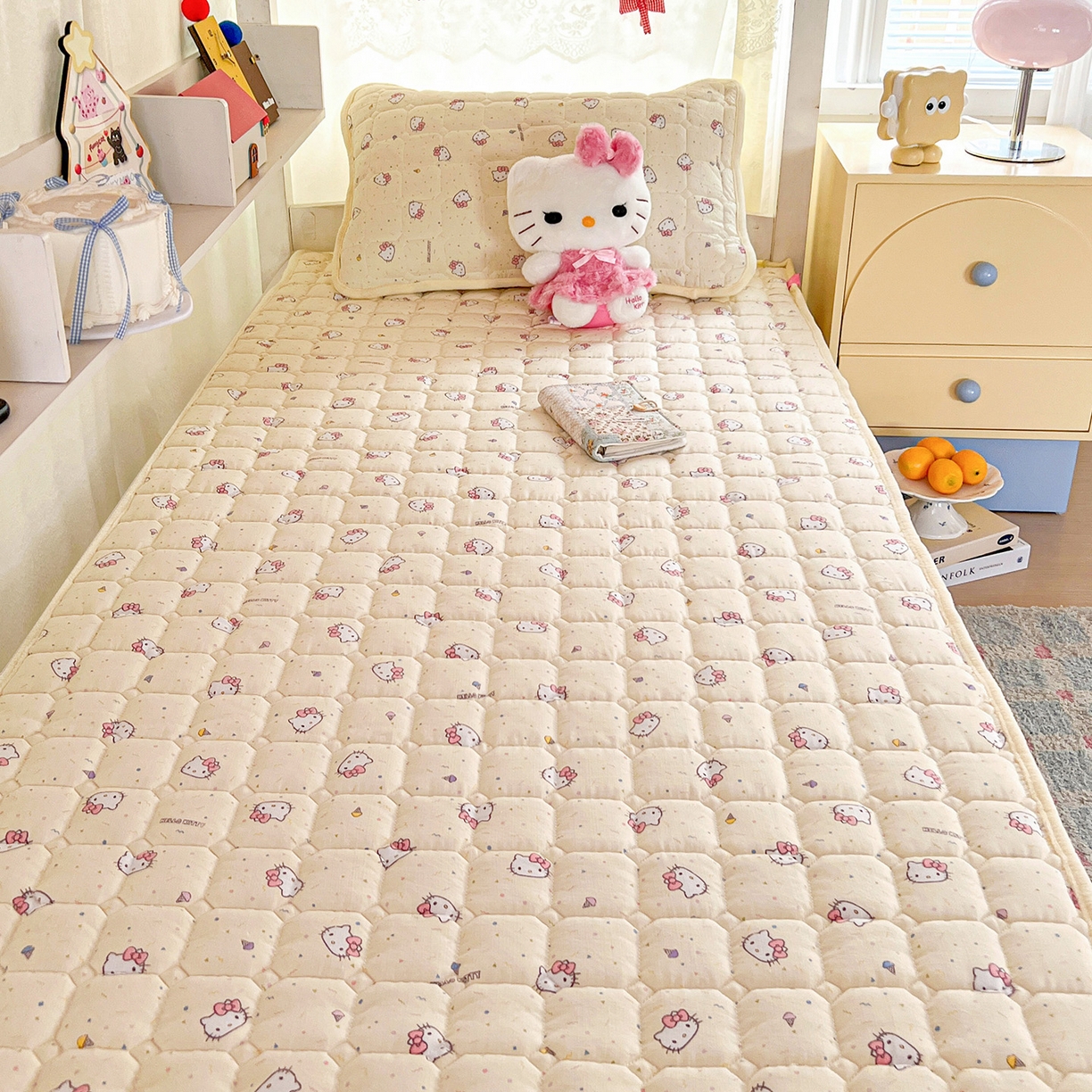 91家纺网 家纺一手货源 找家纺 星禾优选 2025新款三丽鸥云感双层纱牛奶绒夹棉床垫平铺款 平铺款-彩带凯蒂