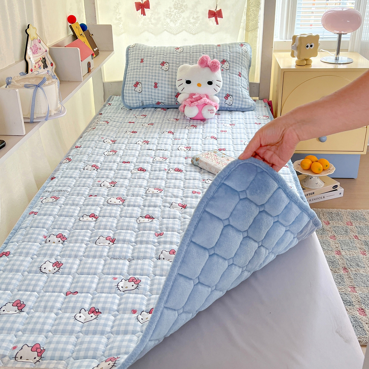 91家纺网 家纺一手货源 找家纺 星禾优选 2025新款三丽鸥云感双层纱牛奶绒夹棉床垫平铺款 平铺款-胡须蓝kt