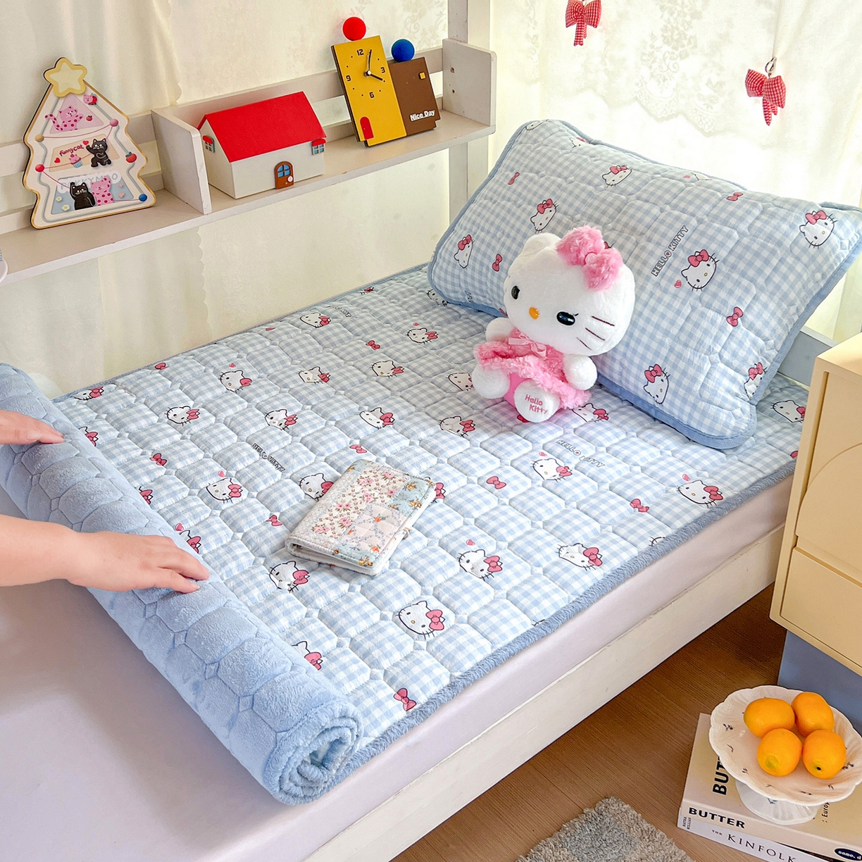 91家纺网 家纺一手货源 找家纺 星禾优选 2025新款三丽鸥云感双层纱牛奶绒夹棉床垫平铺款 平铺款-胡须蓝kt