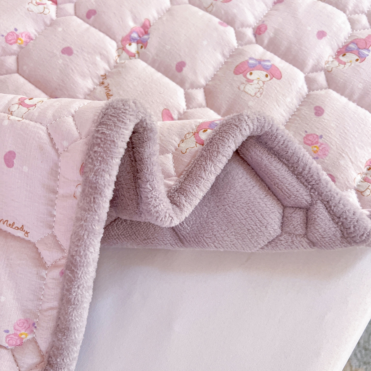 91家纺网 家纺一手货源 找家纺 星禾优选 2025新款三丽鸥云感双层纱牛奶绒夹棉床垫平铺款 平铺款-糯叽美乐蒂