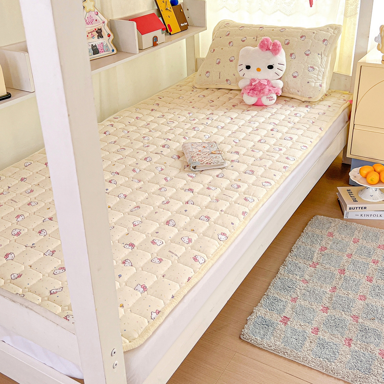 91家纺网 家纺一手货源 找家纺 星禾优选 2025新款三丽鸥云感双层纱牛奶绒夹棉床垫平铺款 平铺款-彩带凯蒂