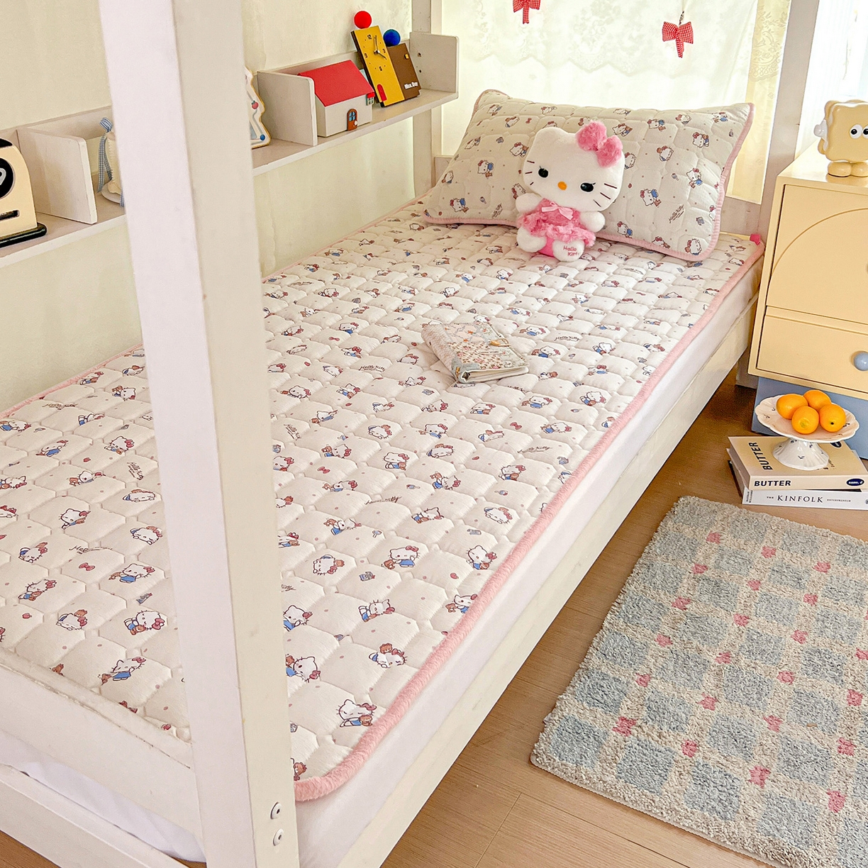 91家纺网 家纺一手货源 找家纺 星禾优选 2025新款三丽鸥云感双层纱牛奶绒夹棉床垫平铺款 平铺款-凯蒂与熊