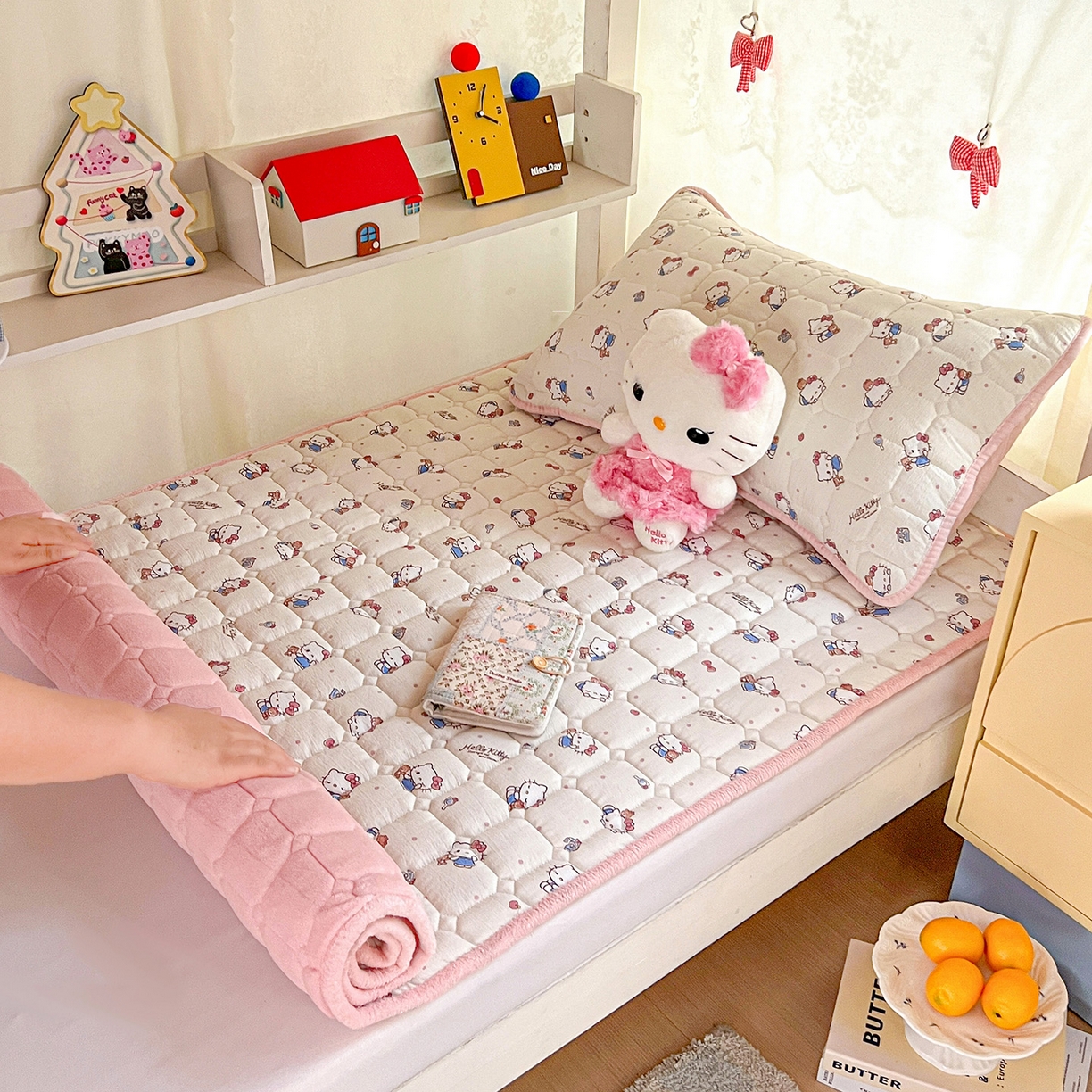 91家纺网 家纺一手货源 找家纺 星禾优选 2025新款三丽鸥云感双层纱牛奶绒夹棉床垫平铺款 平铺款-凯蒂与熊