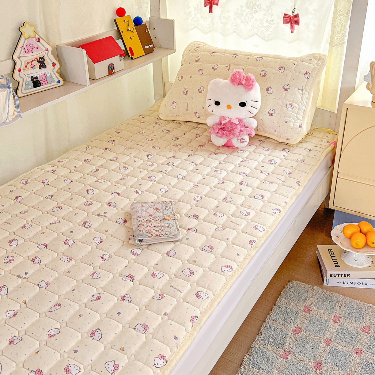 91家纺网 家纺一手货源 找家纺 星禾优选 2025新款三丽鸥云感双层纱牛奶绒夹棉床垫平铺款 平铺款-彩带凯蒂