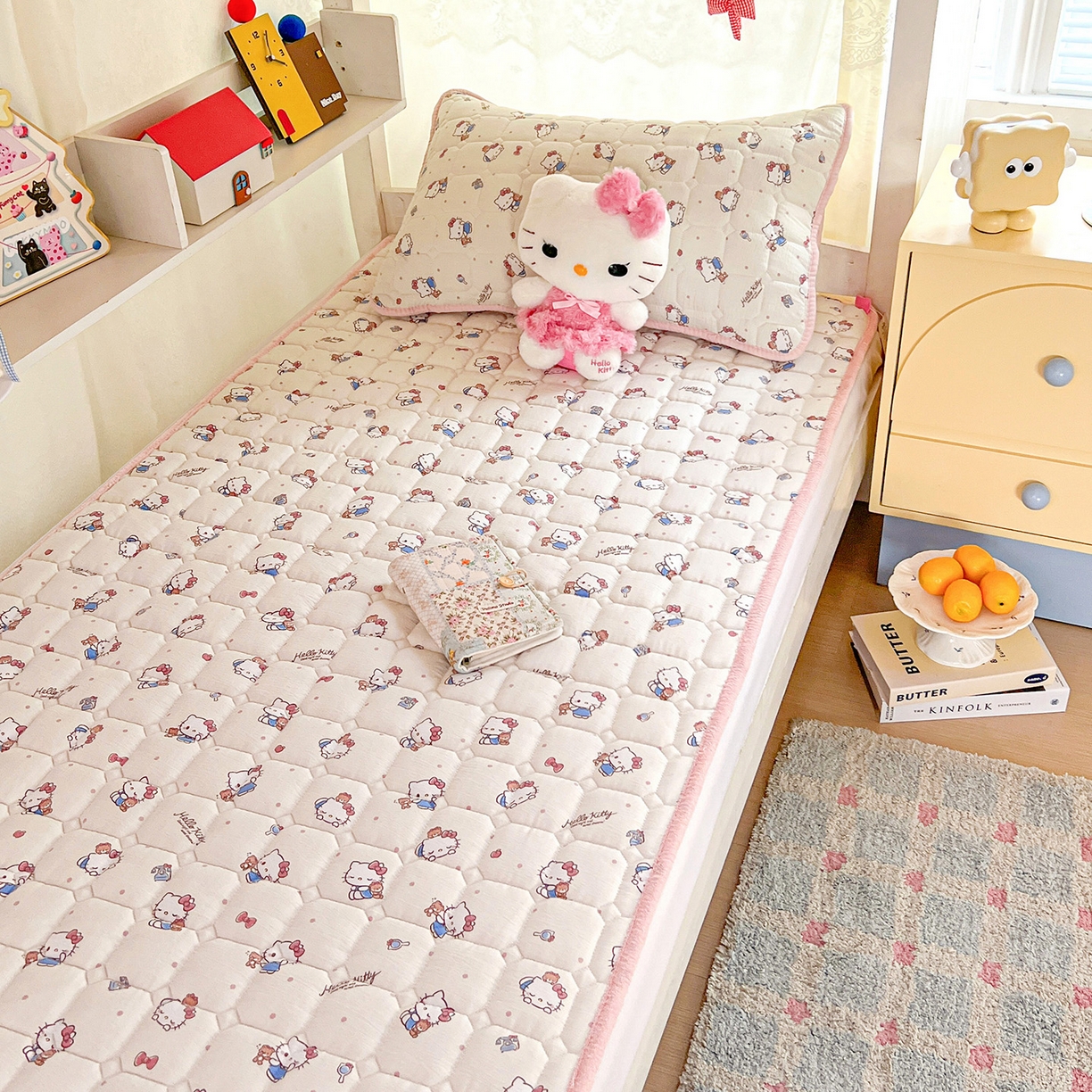 91家纺网 家纺一手货源 找家纺 星禾优选 2025新款三丽鸥云感双层纱牛奶绒夹棉床垫平铺款 平铺款-凯蒂与熊