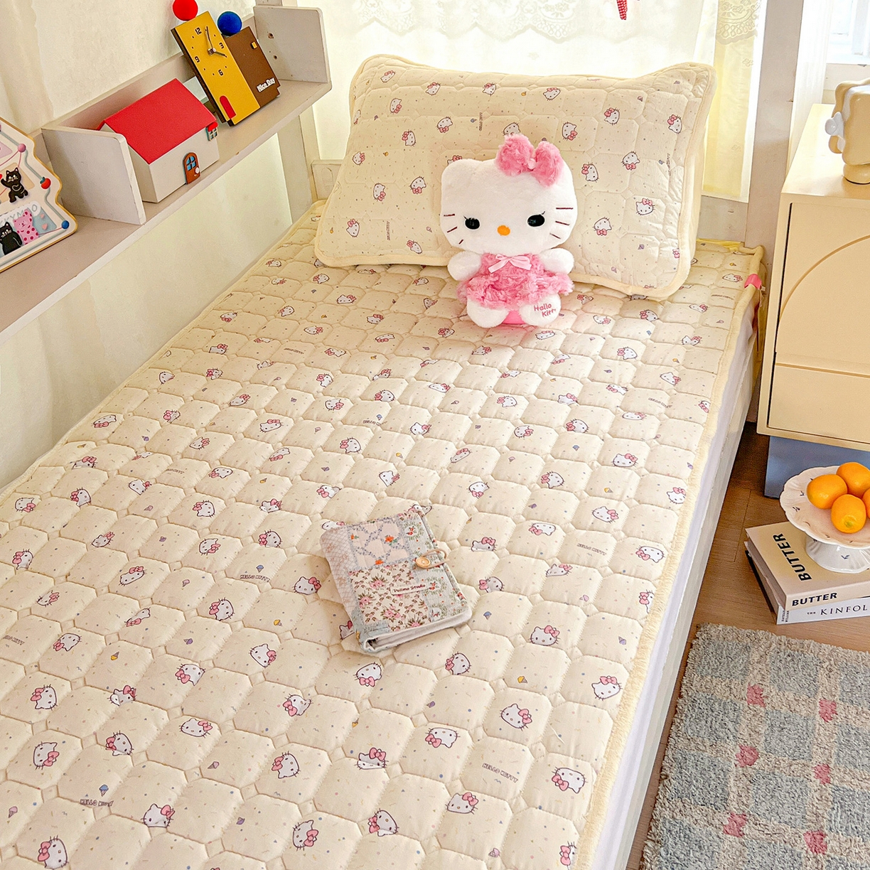 91家纺网 家纺一手货源 找家纺 星禾优选 2025新款三丽鸥云感双层纱牛奶绒夹棉床垫平铺款 平铺款-彩带凯蒂