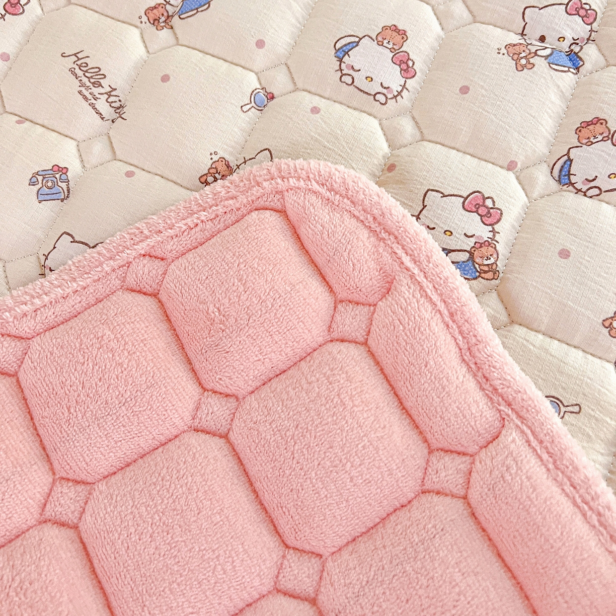 91家纺网 家纺一手货源 找家纺 星禾优选 2025新款三丽鸥云感双层纱牛奶绒夹棉床垫平铺款 平铺款-凯蒂与熊