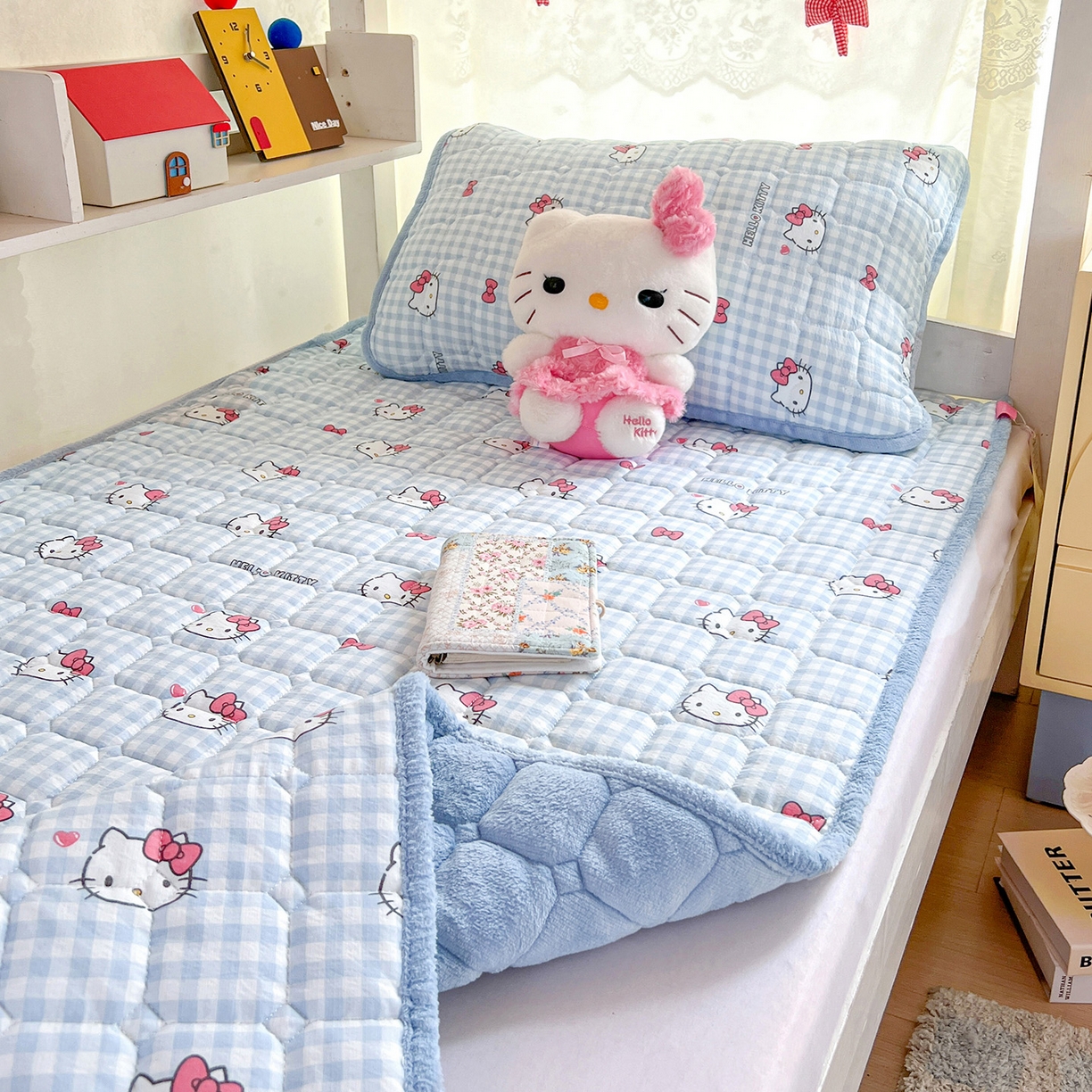 91家纺网 家纺一手货源 找家纺 星禾优选 2025新款三丽鸥云感双层纱牛奶绒夹棉床垫平铺款 平铺款-胡须蓝kt