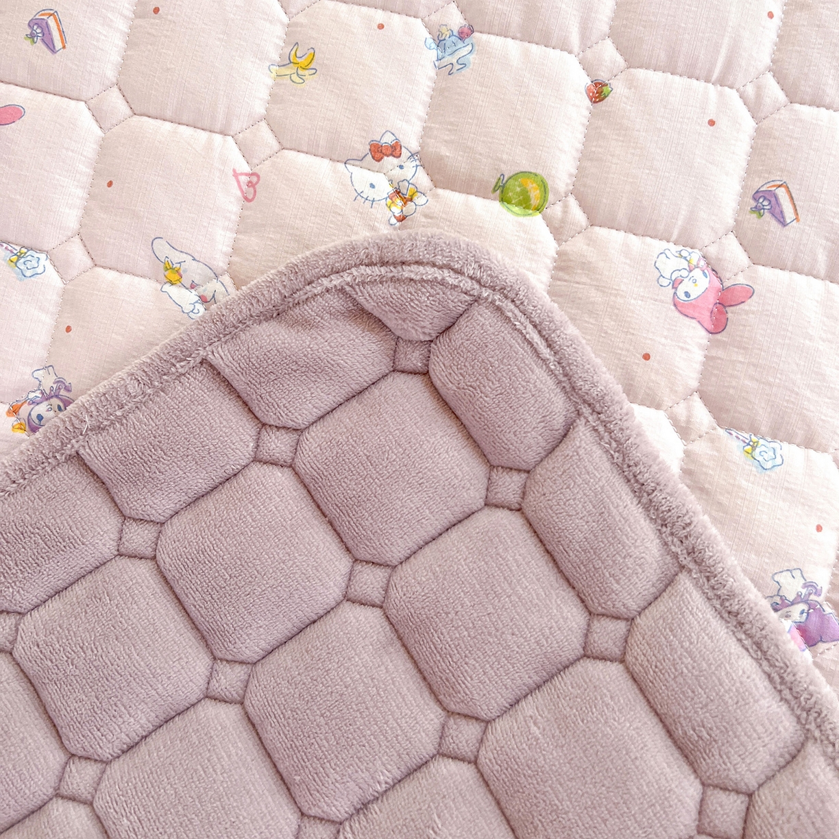 91家纺网 家纺一手货源 找家纺 星禾优选 2025新款三丽鸥云感双层纱牛奶绒夹棉床垫平铺款 平铺款-丽鸥星球