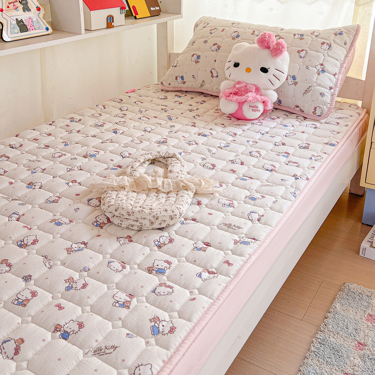 91家纺网 家纺一手货源 找家纺 星禾优选 2025新款三丽鸥云感双层纱夹棉床笠系列 床笠款-凯蒂与熊