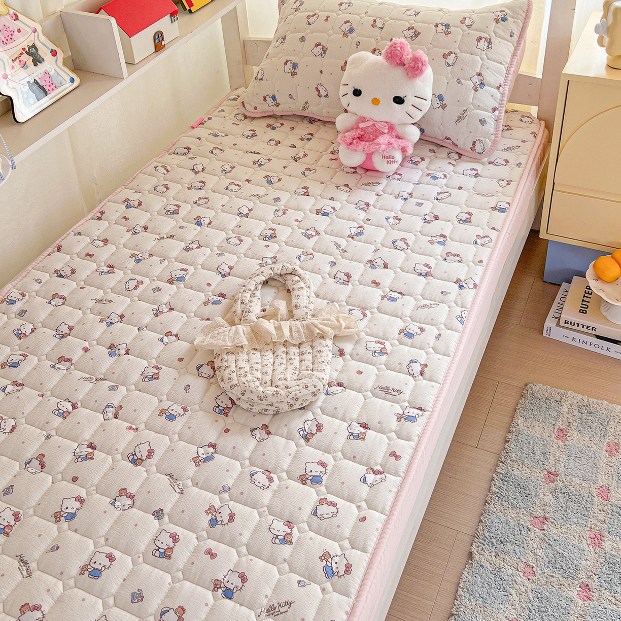 91家纺网 家纺一手货源 找家纺 星禾优选 2025新款三丽鸥云感双层纱夹棉床笠系列 床笠款-凯蒂与熊