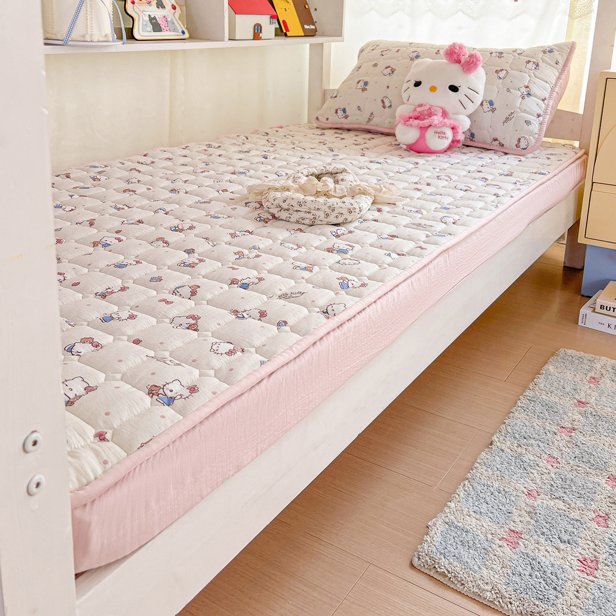 91家纺网 家纺一手货源 找家纺 星禾优选 2025新款三丽鸥云感双层纱夹棉床笠系列 床笠款-凯蒂与熊