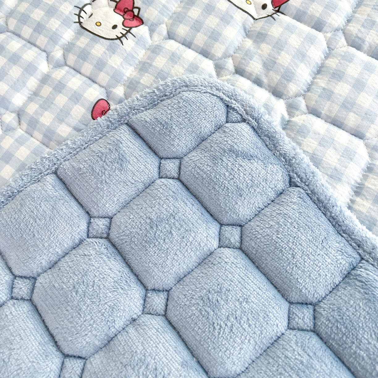 91家纺网 家纺一手货源 找家纺 星禾优选 2025新款三丽鸥云感双层纱牛奶绒夹棉床垫平铺款 平铺款-胡须蓝kt