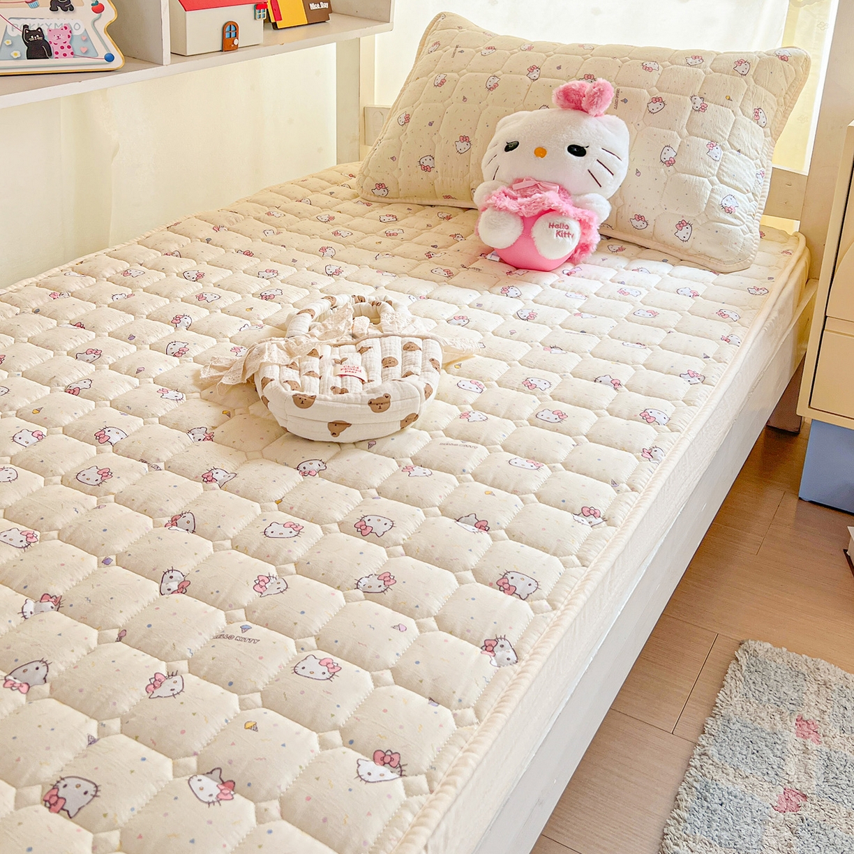 91家纺网 家纺一手货源 找家纺 星禾优选 2025新款三丽鸥云感双层纱夹棉床笠系列 床笠款-彩带凯蒂