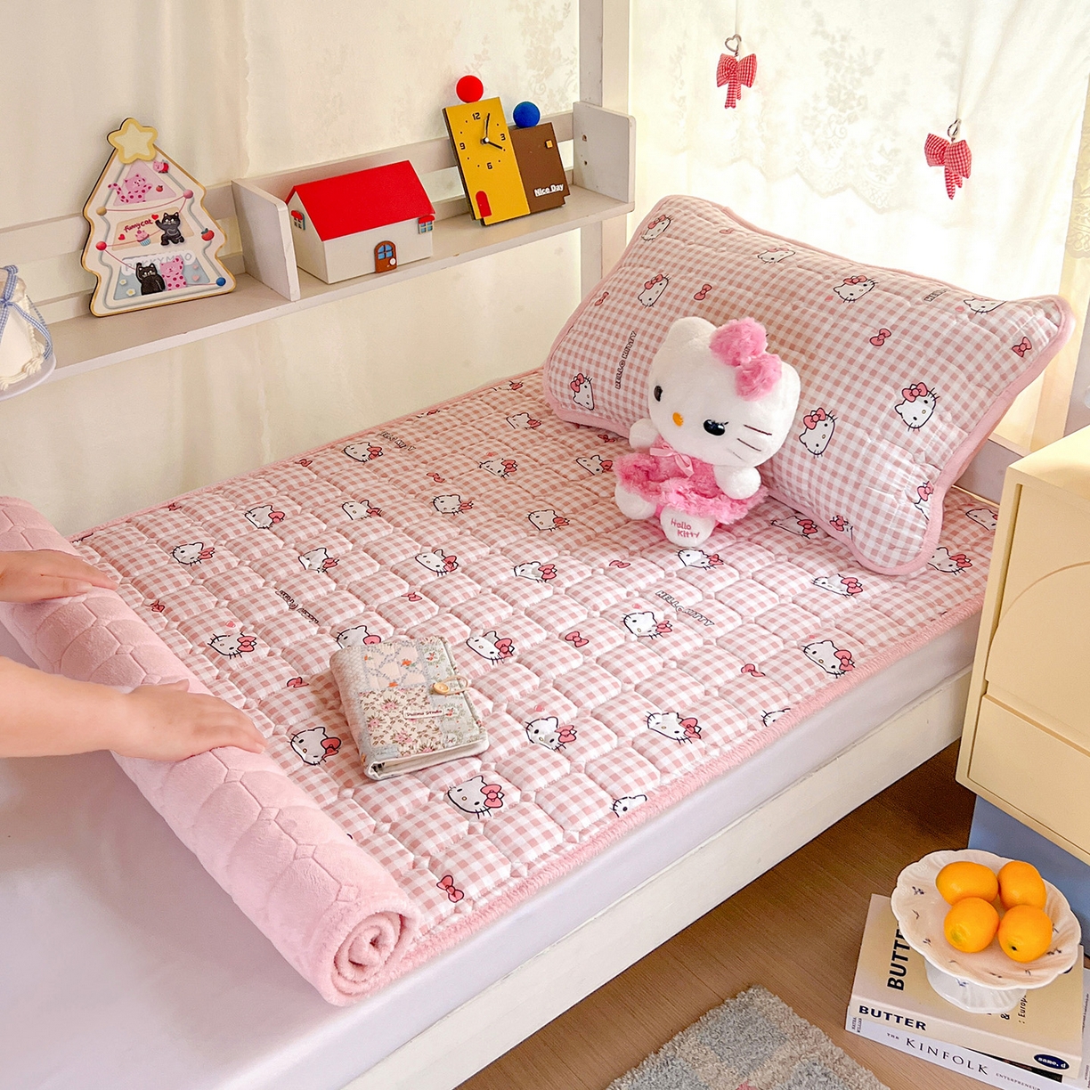 91家纺网 家纺一手货源 找家纺 星禾优选 2025新款三丽鸥云感双层纱牛奶绒夹棉床垫平铺款 平铺款-胡须粉kt