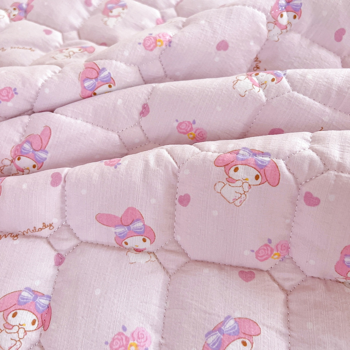 91家纺网 家纺一手货源 找家纺 星禾优选 2025新款三丽鸥云感双层纱牛奶绒夹棉床垫平铺款 平铺款-糯叽美乐蒂