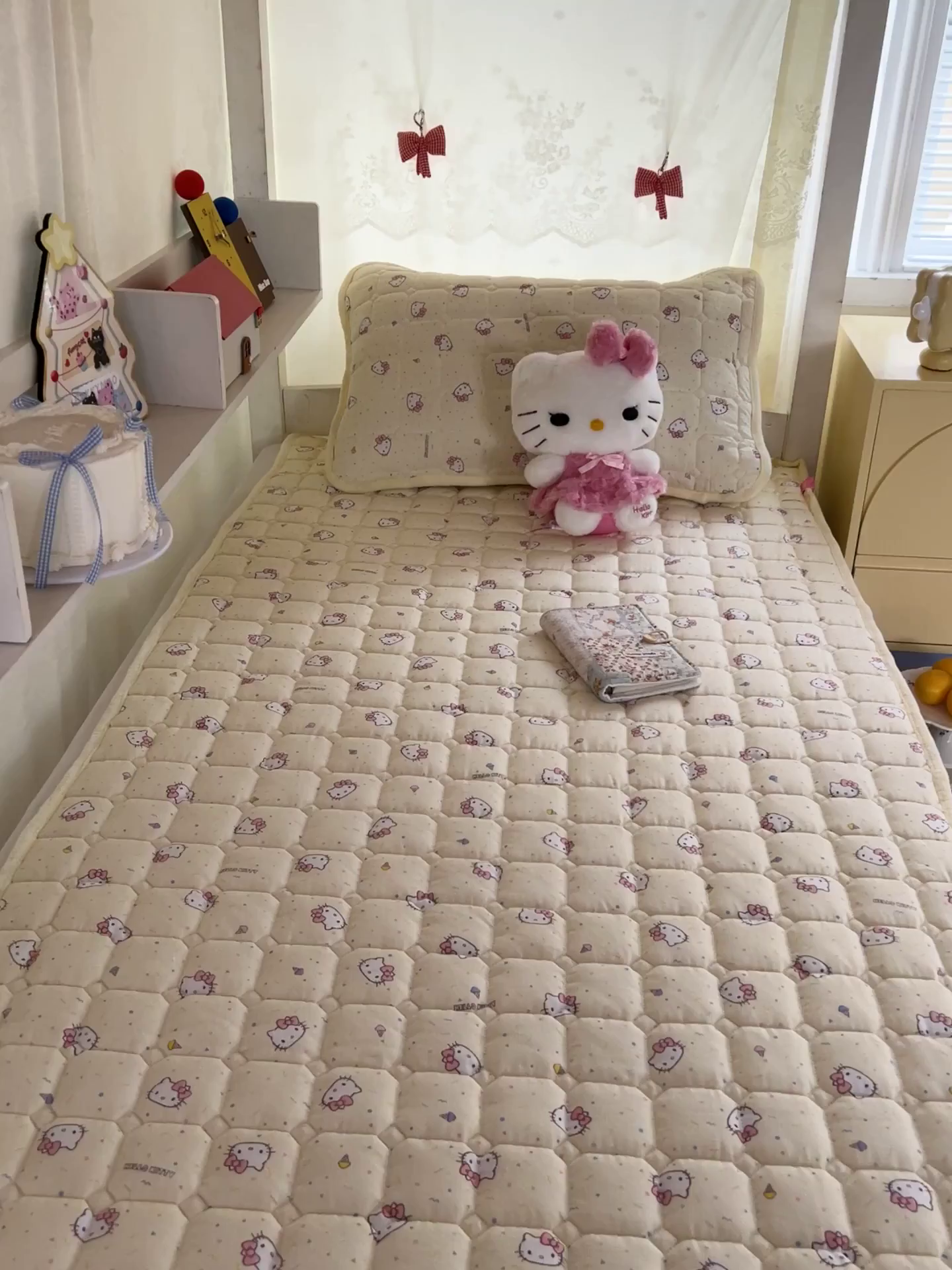 91家纺网 家纺一手货源 找家纺 星禾优选 2025新款三丽鸥云感双层纱牛奶绒夹棉床垫平铺款 平铺款-彩带凯蒂