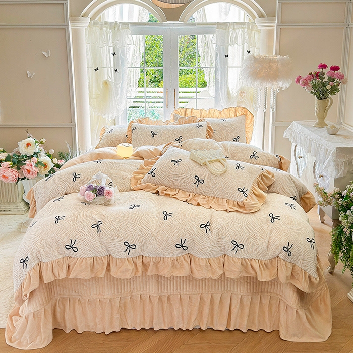 91家纺网 家纺一手货源 找家纺 （总）芷卧 2025新款高克重雕花牛奶绒夹棉床盖款四件套