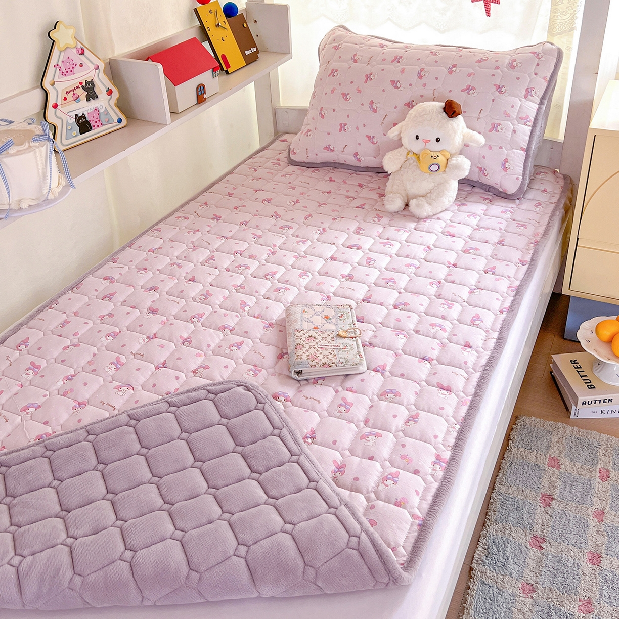 91家纺网 家纺一手货源 找家纺 星禾优选 2025新款三丽鸥云感双层纱牛奶绒夹棉床垫平铺款 平铺款-糯叽美乐蒂