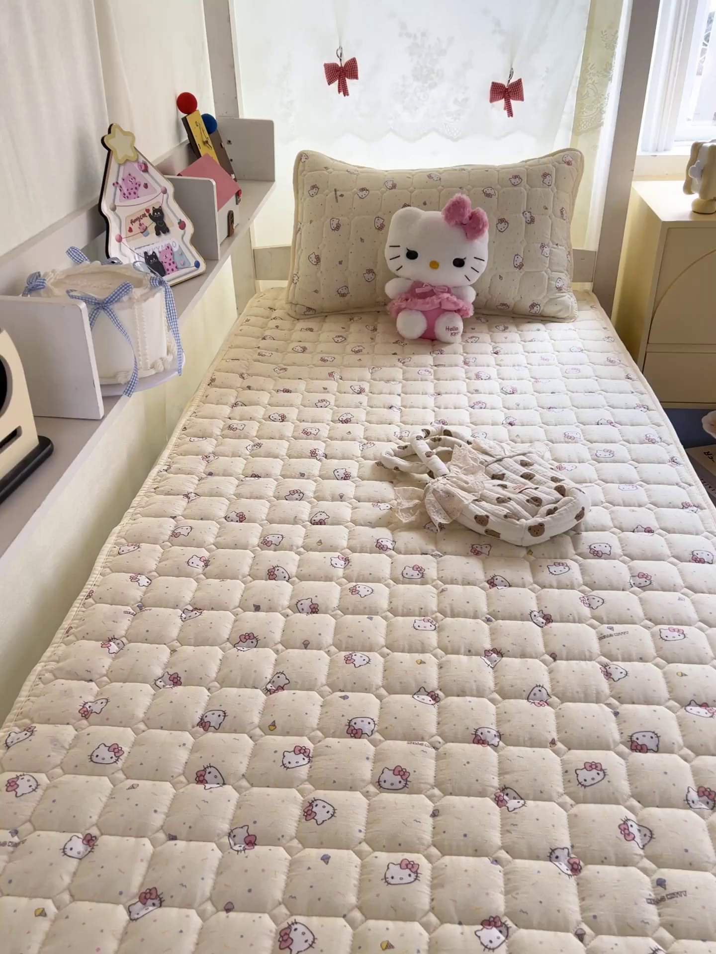 91家纺网 家纺一手货源 找家纺 星禾优选 2025新款三丽鸥云感双层纱夹棉床笠系列 床笠款-彩带凯蒂