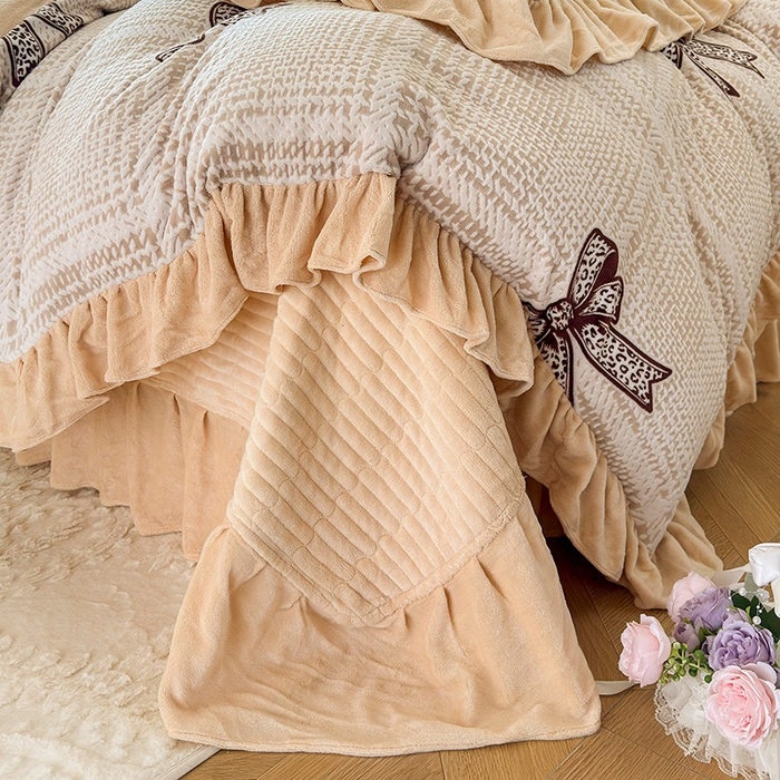 91家纺网 家纺一手货源 找家纺 芷卧 2025新款高克重雕花牛奶绒夹棉床盖款四件套 璀璨情结