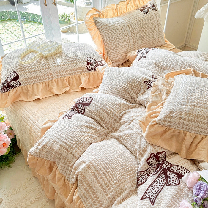 91家纺网 家纺一手货源 找家纺 芷卧 2025新款高克重雕花牛奶绒夹棉床盖款四件套 璀璨情结