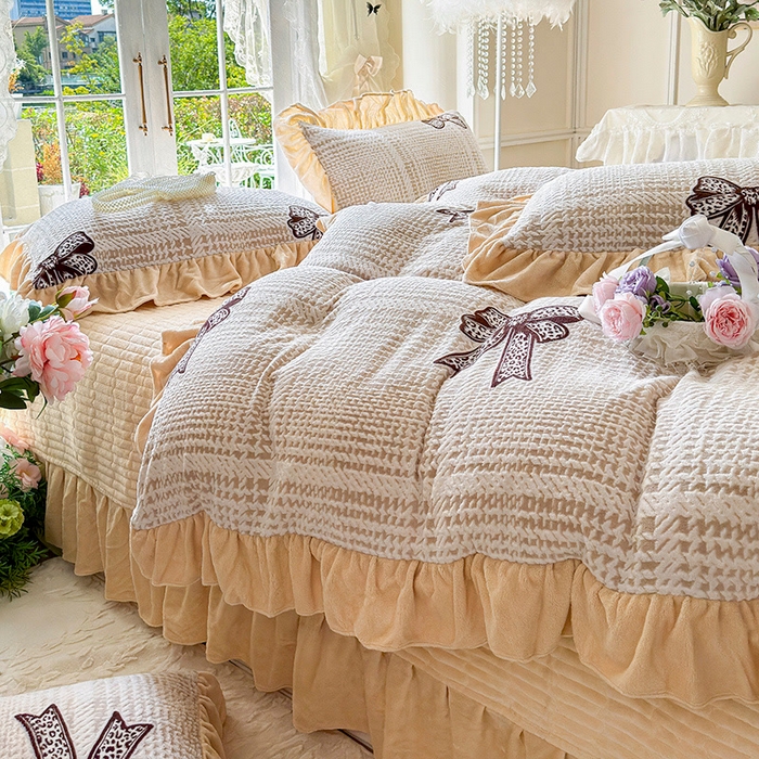 91家纺网 家纺一手货源 找家纺 芷卧 2025新款高克重雕花牛奶绒夹棉床盖款四件套 璀璨情结