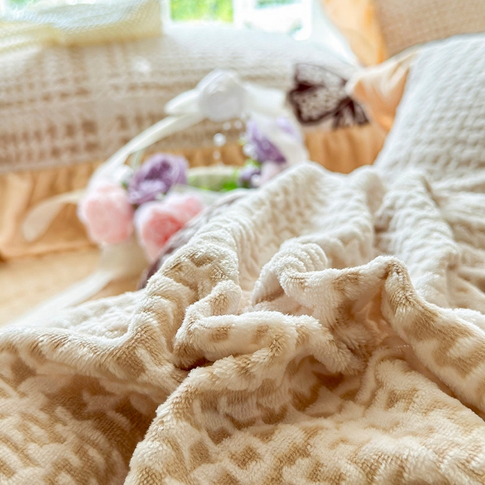 91家纺网 家纺一手货源 找家纺 芷卧 2025新款高克重雕花牛奶绒夹棉床盖款四件套 璀璨情结