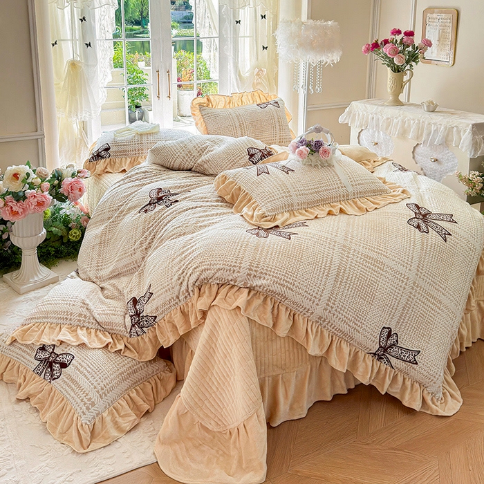 91家纺网 家纺一手货源 找家纺 芷卧 2025新款高克重雕花牛奶绒夹棉床盖款四件套 璀璨情结