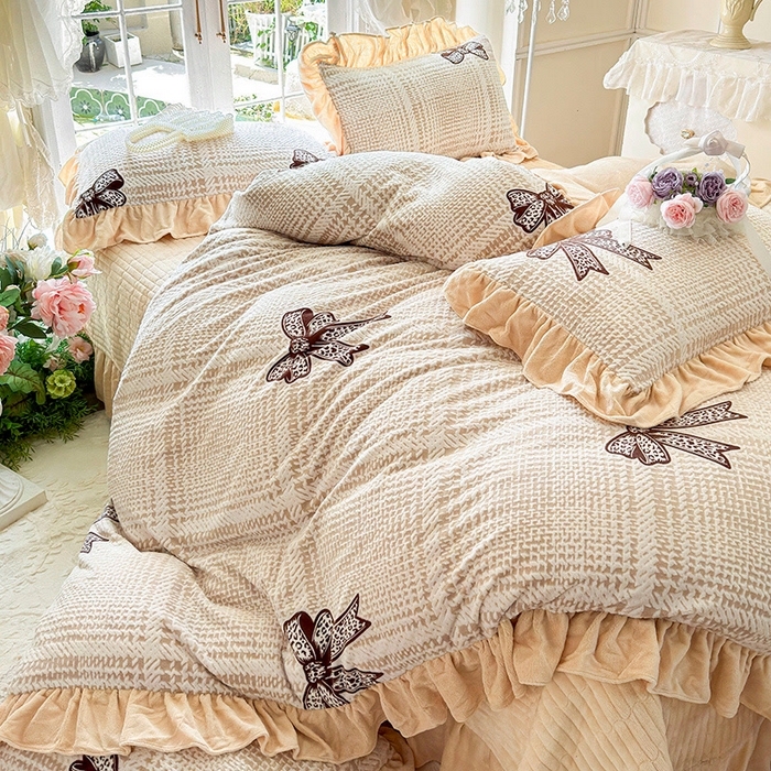 91家纺网 家纺一手货源 找家纺 芷卧 2025新款高克重雕花牛奶绒夹棉床盖款四件套 璀璨情结