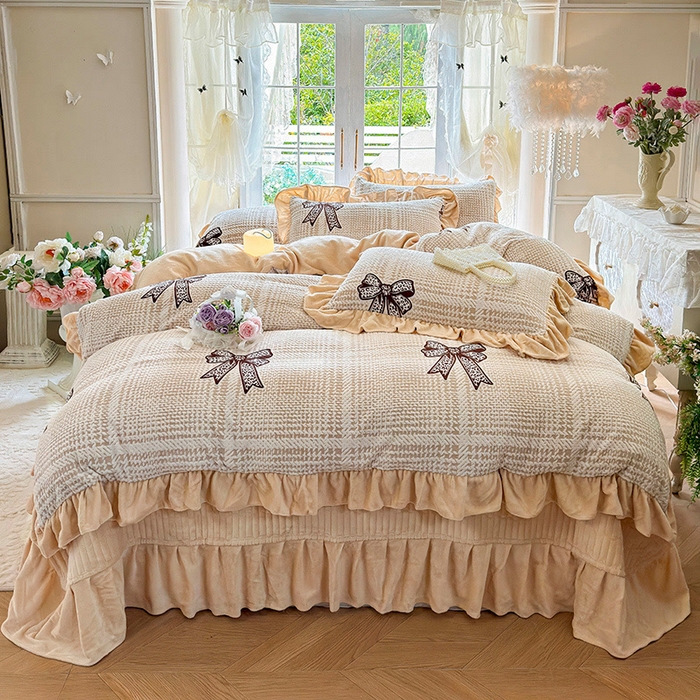 91家纺网 家纺一手货源 找家纺 芷卧 2025新款高克重雕花牛奶绒夹棉床盖款四件套 璀璨情结