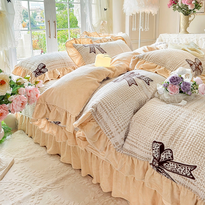 91家纺网 家纺一手货源 找家纺 芷卧 2025新款高克重雕花牛奶绒夹棉床盖款四件套 璀璨情结