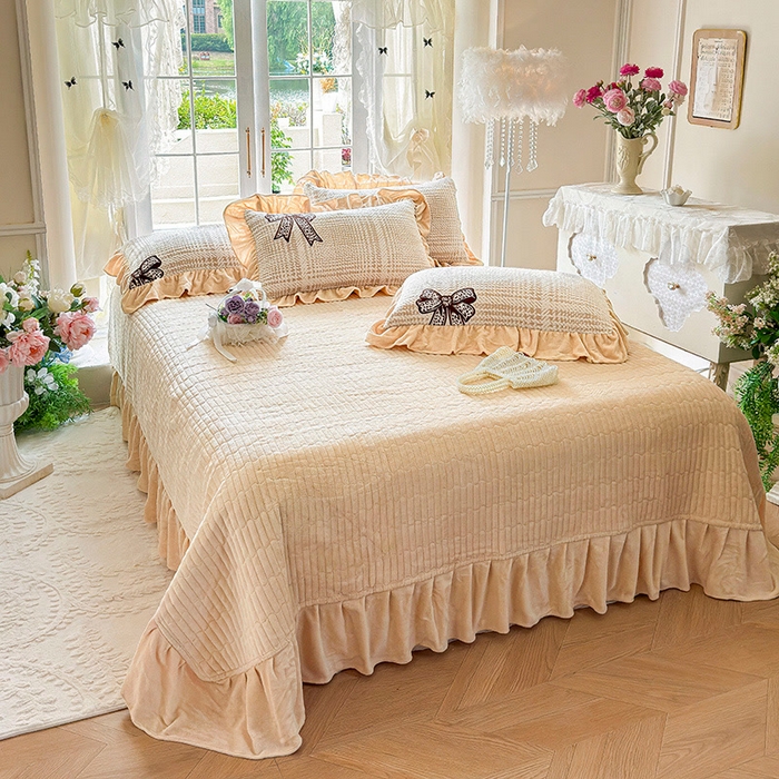 91家纺网 家纺一手货源 找家纺 芷卧 2025新款高克重雕花牛奶绒夹棉床盖款四件套 璀璨情结