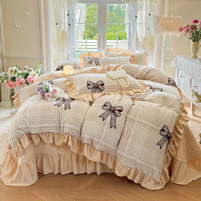 91家纺网 家纺一手货源 找家纺 芷卧 2025新款高克重雕花牛奶绒夹棉床盖款四件套 璀璨情结