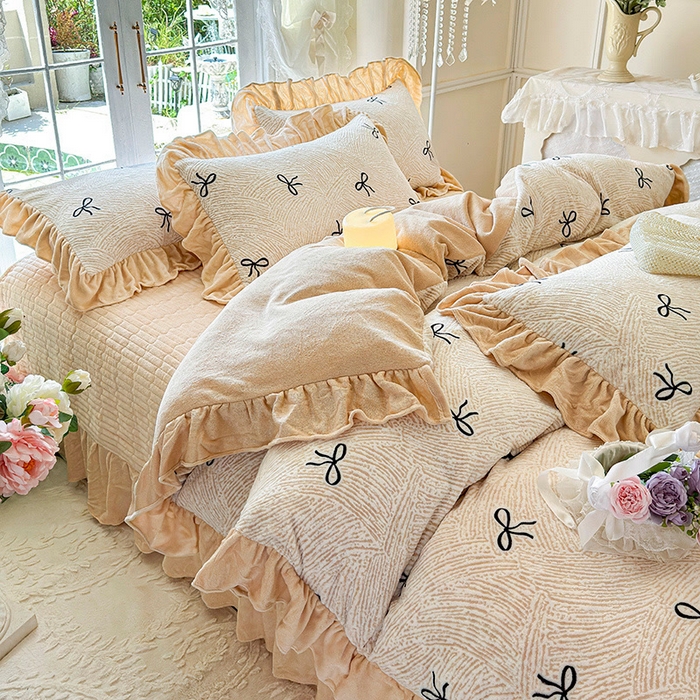 91家纺网 家纺一手货源 找家纺 芷卧 2025新款高克重雕花牛奶绒夹棉床盖款四件套 初次邂逅