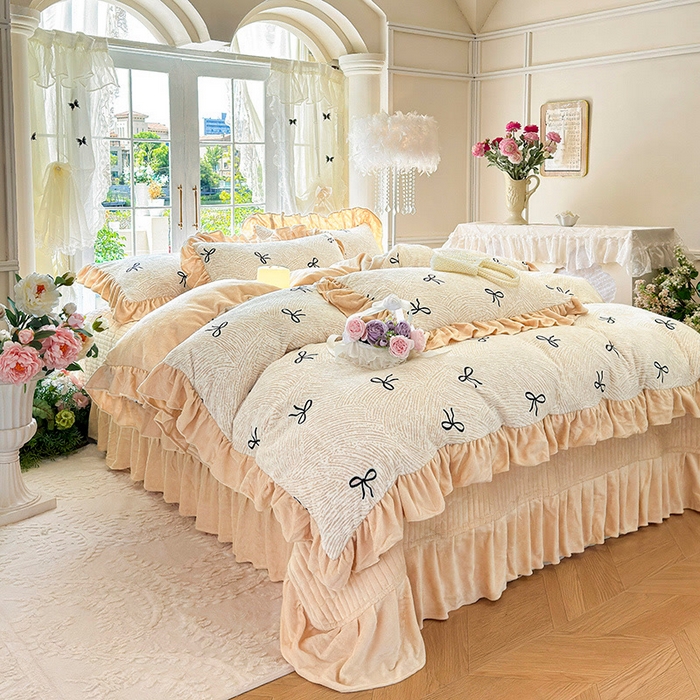 91家纺网 家纺一手货源 找家纺 芷卧 2025新款高克重雕花牛奶绒夹棉床盖款四件套 初次邂逅