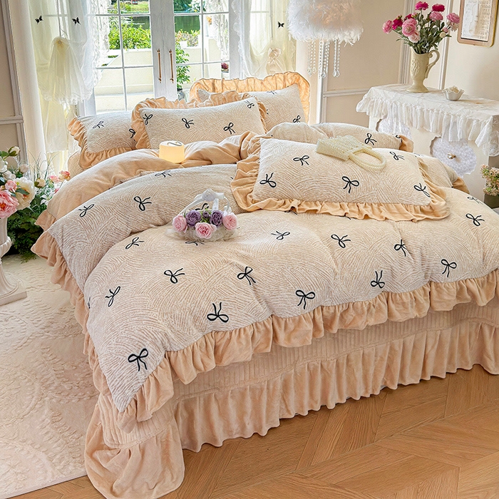 91家纺网 家纺一手货源 找家纺 芷卧 2025新款高克重雕花牛奶绒夹棉床盖款四件套 初次邂逅,初次邂逅