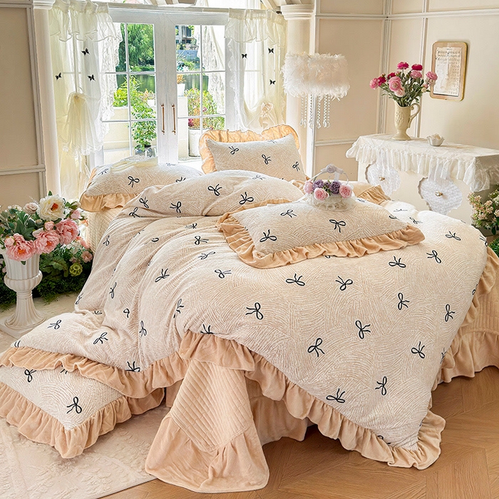 91家纺网 家纺一手货源 找家纺 芷卧 2025新款高克重雕花牛奶绒夹棉床盖款四件套 初次邂逅